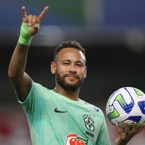 Neymar realizou uma de suas tradicionais festas em passagem pelo Brasil