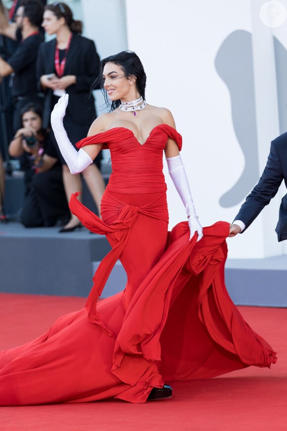 O vestido vermelho usado por Georgina Rodrigues é da marca Vetements