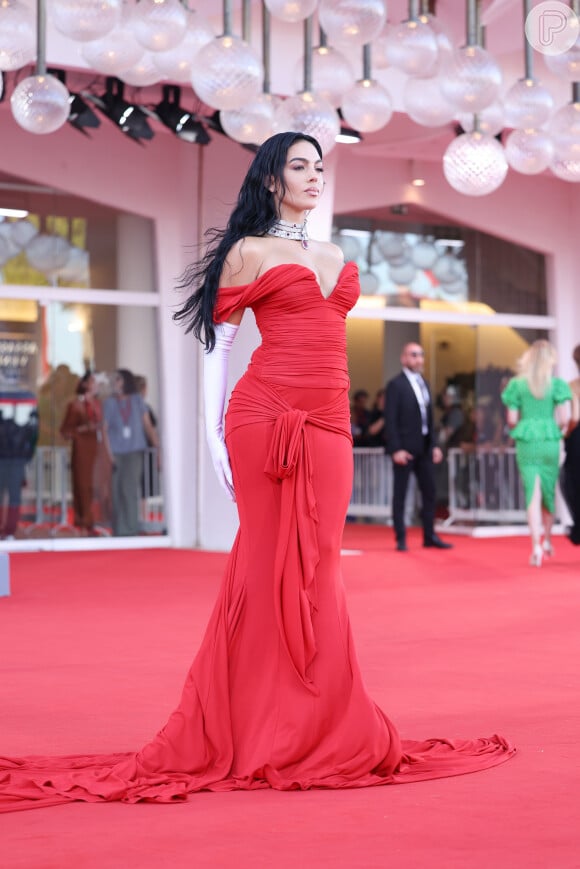 Vestido longo vermelho e exuberante de Georgina Rodriguez recria um vestido marcante do filme 'Uma Linda Mulher'