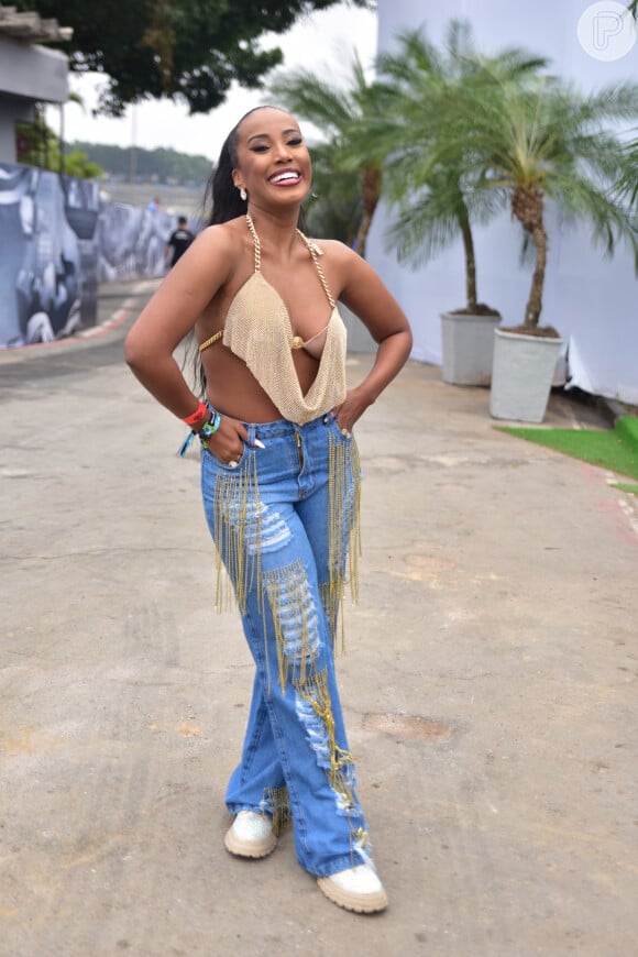 Jeans surgiu com franjas e mood glam no look de Carol Novaes, ex-participante do 'Casamento às Cegas'