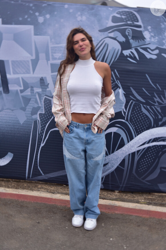 Calça jeans de cintura baixa se destacou no look básico de Mariana Goldfarb