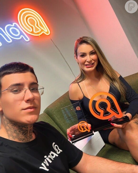 Andressa Urach manda seguidores enviarem mensagens para o Instagram do seu filho, Arthur, se conhecerem casais ou cadeirantes que queiram gravar vídeos pornô com ela