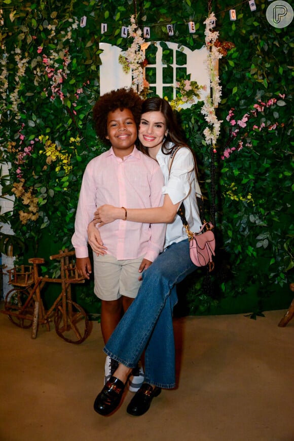 Camila Queiroz tem um vínculo grande com Levi Asaf que é o seu filho na novela 'Amor Perfeito'