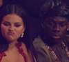 Selena Gomez viralizou nas redes sociais após escutar o nome de Chris Brown