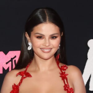 Selena Gomez foi eleita uma das lindas da noite com seu vestido vermelho no red carpet