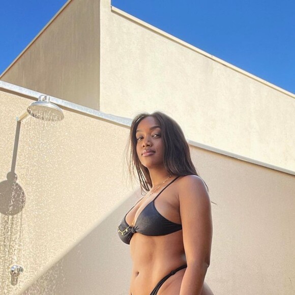 Fotos de Iza de biquíni ganham milhões de likes no Instagram 