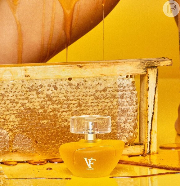 "fragrância aprecia a doçura suculenta do pêssego, com um fundo rico de baunilha e madeiras sensuais" é a descrição do novo perfume da Virginia