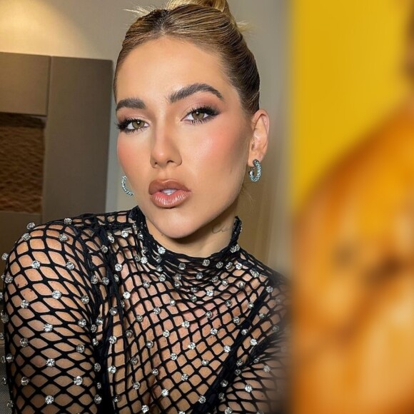 Virginia surge nua no Instagram para lançar novo perfume