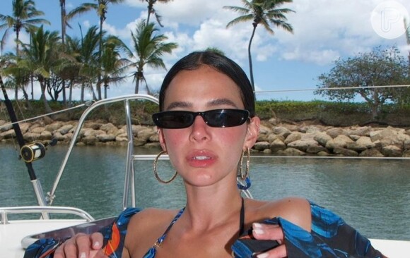 Bruna Marquezine mostra toda sua beleza natural ao usar biquíni estampado em passio à praia com Sasha