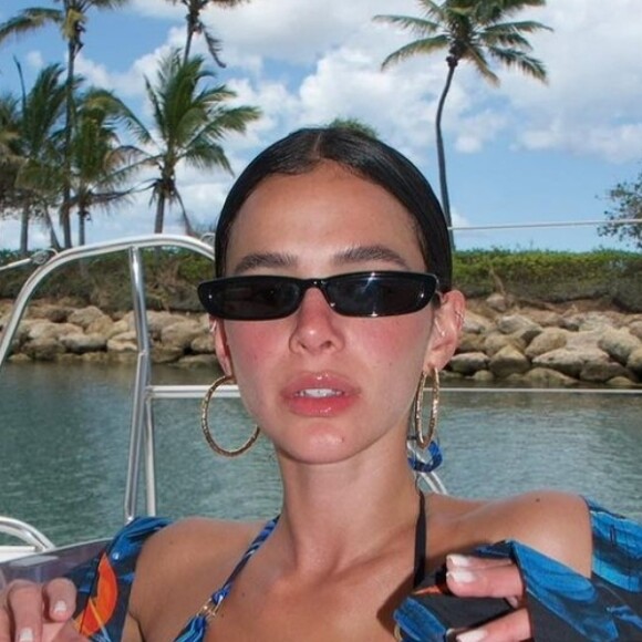 Bruna Marquezine mostra toda sua beleza natural ao usar biquíni estampado em passio à praia com Sasha