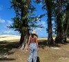 De bucket hat bege, biquíni azul e calça estampada, Bruna Marquezine mostra fotos de passeio à praia com Sasha
