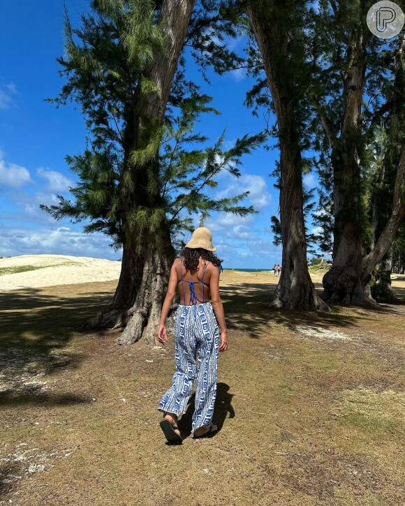 De bucket hat bege, biquíni azul e calça estampada, Bruna Marquezine mostra fotos de passeio à praia com Sasha