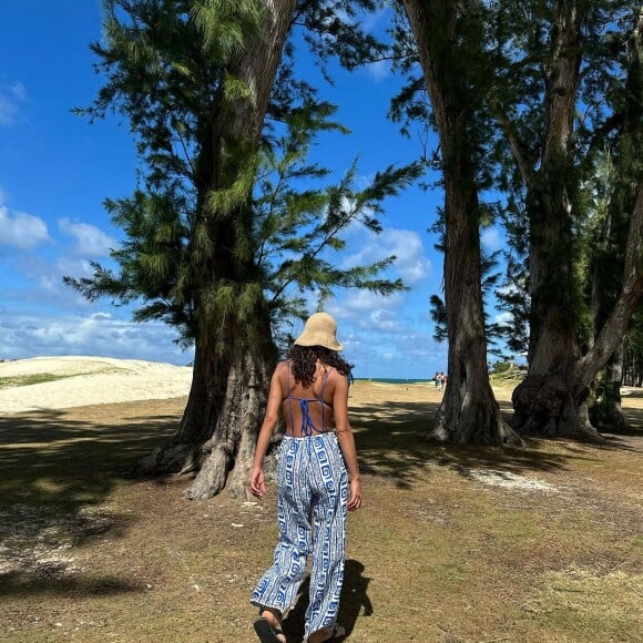 De bucket hat bege, biquíni azul e calça estampada, Bruna Marquezine mostra fotos de passeio à praia com Sasha