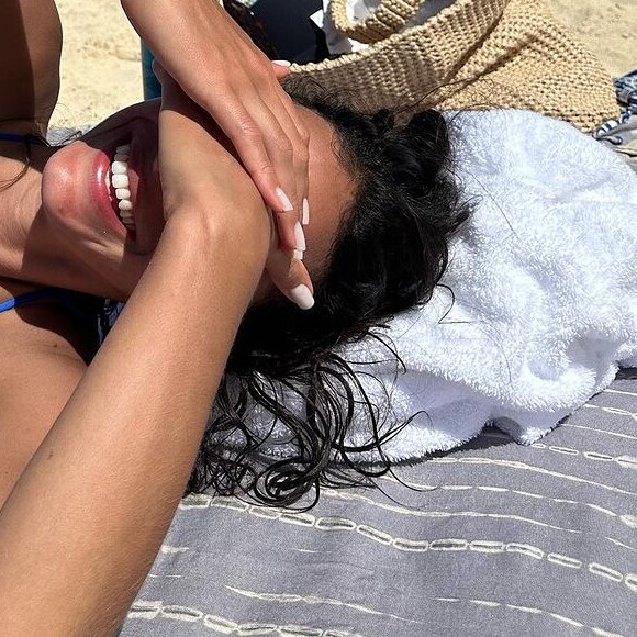 Bruna Marquezine usa biquíni azul fio-dental e arrasas com looks praianos em passeio com Sasha