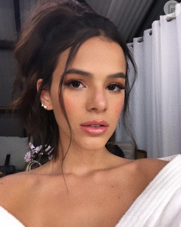 Bruna Marquezine mostra beleza natural, corpão sarado e talento inusitado em passeio à praia com Sasha