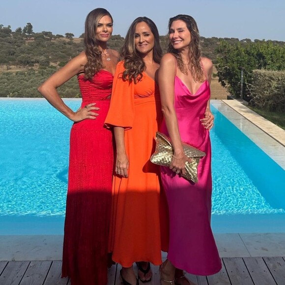 Lavinia Vlasak apostou não só no look para casamento rosa como uma rasteirinha prata já que a cerimônia aconteceu ao ar livre