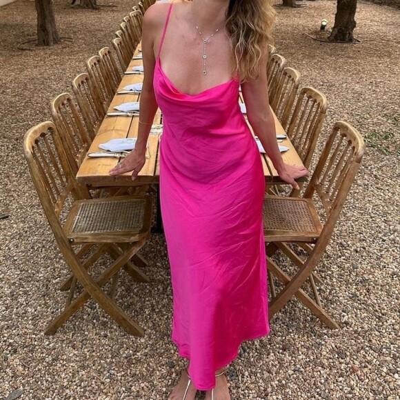 Lavinia Vlasak foi ao casamento de Ricardo Pereira e Francisca usando este vestido de convidada rosa