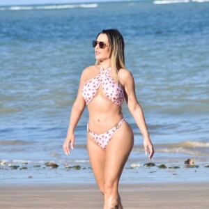 Corpo de Deolane Bezerra antes da lipo LAD: fotos de biquíni foram feitas em maio deste ano