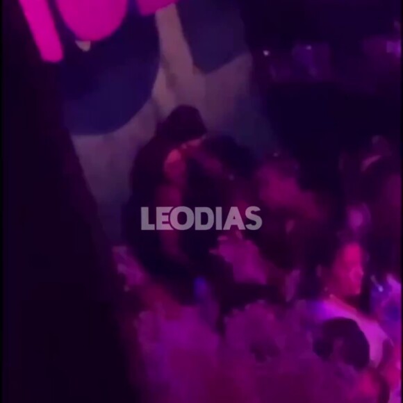 Neymar foi flagrado em uma balada acompanhado de mulheres