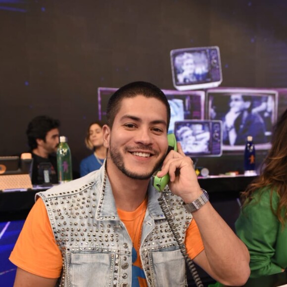 Arthur Aguiar e Jheny Santucci engataram namoro em março, se separaram em maio e retomaram a relação dias após a influencer descobrir gravidez