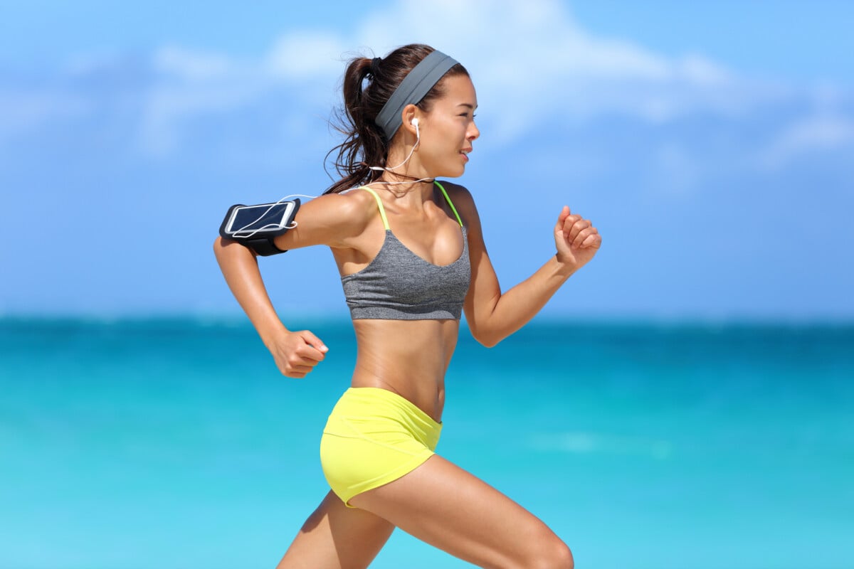 Foto: Rabo de cavalo com faixa de cabelo é uma opção perfeita para praticar  corrida - Purepeople