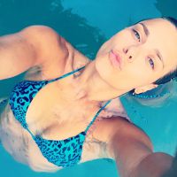 De biquíni, Carolina Dieckmann relaxa em piscina e publica foto: 'Renovada'