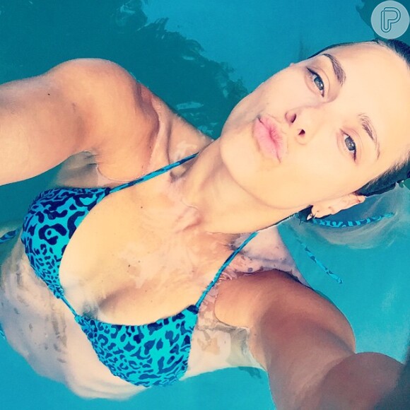 Carolina Dieckmann recebeu vários elogios ao postar foto de biquíni em piscina