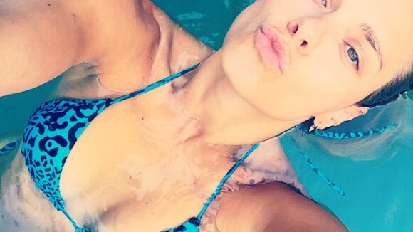 De biquíni, Carolina Dieckmann relaxa em piscina e publica foto: 'Renovada'