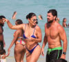 Juliana Paes foi à praia com o marido, Carlos Eduardo Baptista
