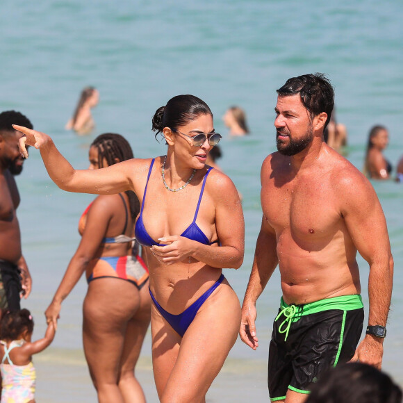 Juliana Paes foi à praia com o marido, Carlos Eduardo Baptista