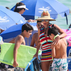 Juliana Paes também estava com os filhos, Pedro e Antônio