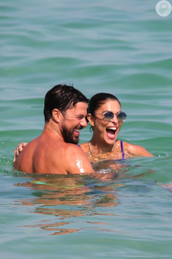 Juliana Paes e o marido curtiram juntos o mar de águas calmas