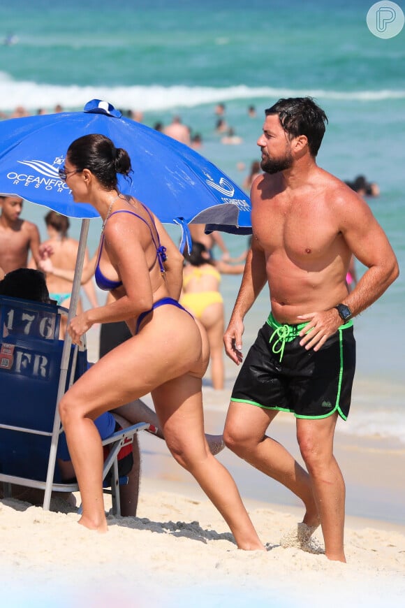 Aos 44 anos de idade, Juliana Paes esbanjou beleza na praia da Barra da Tijuca