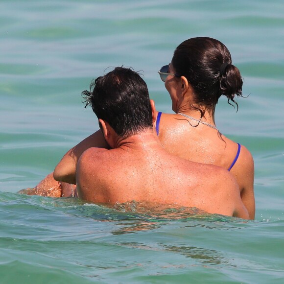 Juliana Paes ganhou um 'chega' mais do marido em um momento de intimidade do casal