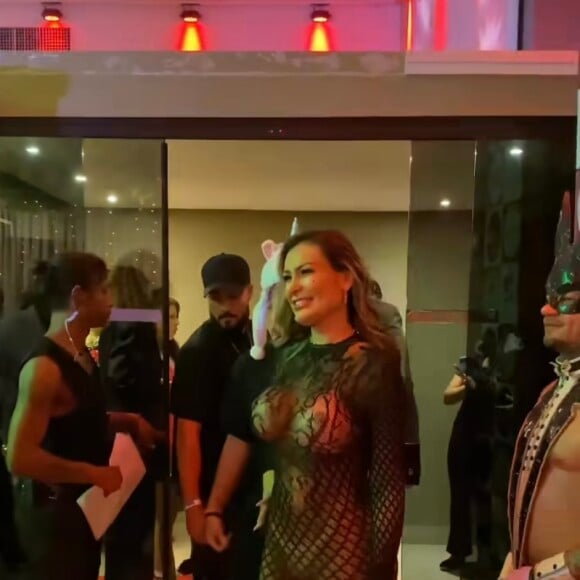 Andressa Urach justifica escolha de vestido de renda transparente para festa: 'Temos que deixar de tratar a nudez com tanto pudor'