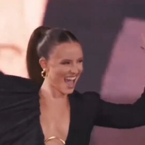 Larissa Manoela entregou leveza e descontração na passarela