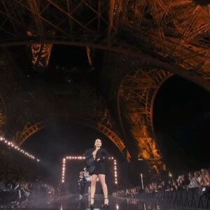 Larissa Manoela desfilou nos pés da Torre Eiffel, em Paris