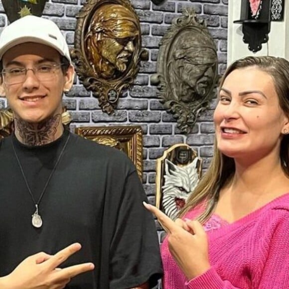 Filho de Andressa Urach faz revelação sobre como começou a gravar os vídeos pornô da mãe. Confira!