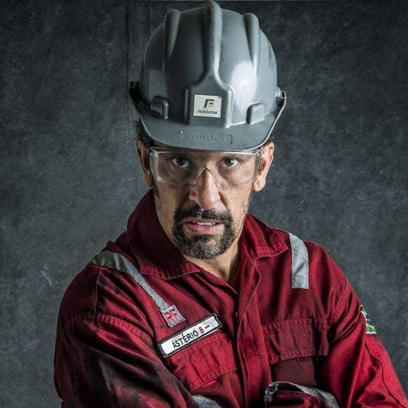 Milhem Cortaz tem suas próprias receitas em padaria que montou na própria casa