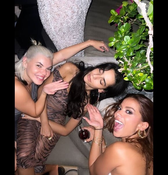 Anitta leva amigos famosos para se divertir em vários lugares do mundo