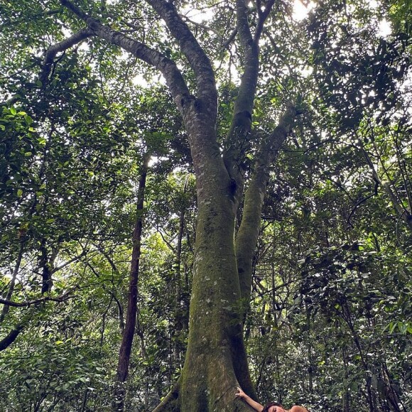 Grazi Massafera revelou que quem tirou suas fotos de maiô na cachoeira foi a sobrinha, Gabrielli Massafera