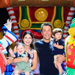 Kayky Brito é pai de Kael, de 1 ano, na foto nos braços da tia Sthefany Brito, enquanto o ator segura o filho da atriz, Antonio Enrico, de quase 3 anos