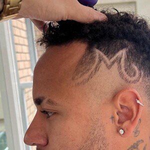 Neymar fez um corte com a letra "M", em homenagem à filha Mavie