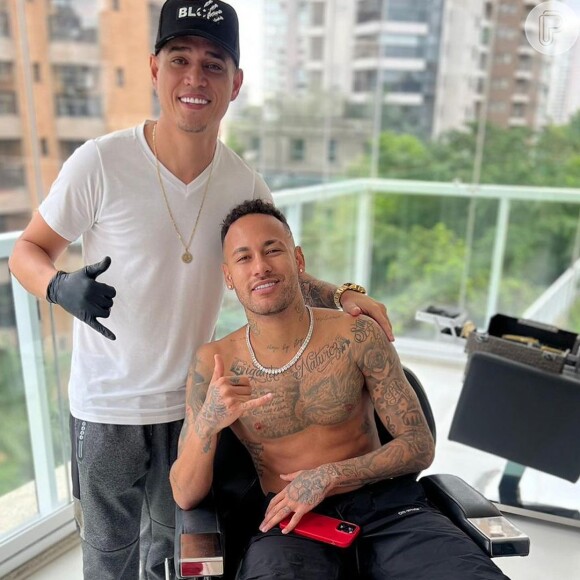 Neymar aproveitou passagem pelo Brasil para fazer um corte de cabelo especial