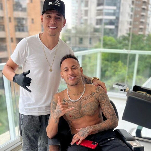 Neymar aproveitou passagem pelo Brasil para fazer um corte de cabelo especial