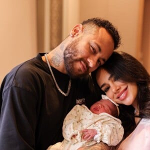 Neymar e Bruna Biancardi posaram juntos no nascimento de Mavie