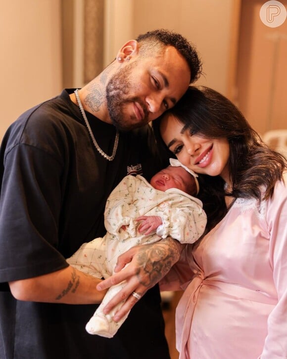 Neymar e Bruna Biancardi posaram juntos no nascimento de Mavie
