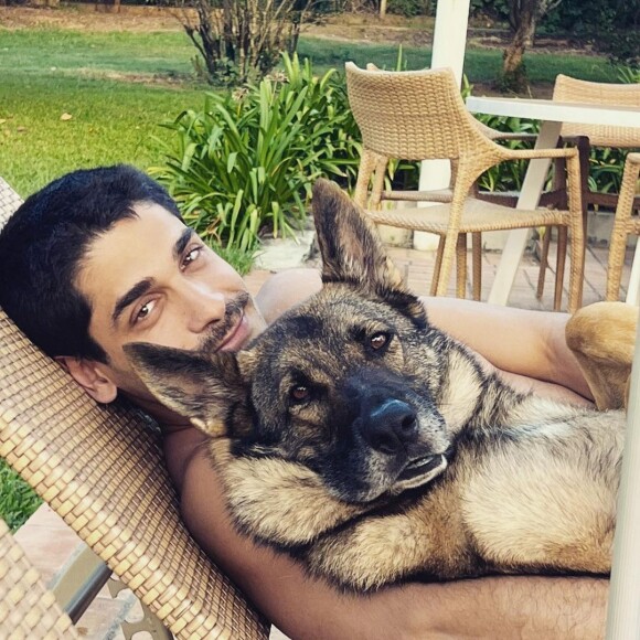 Fernanda Paes Leme tem com Victor A. Sampaio a doguinha Tina e agora a família vai aumentar