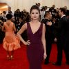 Elegante e sem deixar de ser sexy, Selena Gomez usou um vestido decotado para ir a um evento de gala em Nova York, em maio de 2014