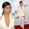 A cantora Selena Gomez surpreendeu os fãs ao apresentar o Unlikely Heroes Awards, em Los Angeles, nos EUA, em novembro, com um terninho branco decotado